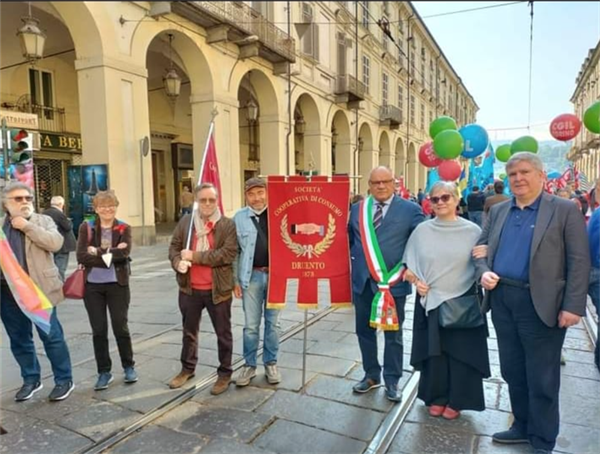 Le bandiere di Soms e cooperative sfilano al Primo Maggio torinese