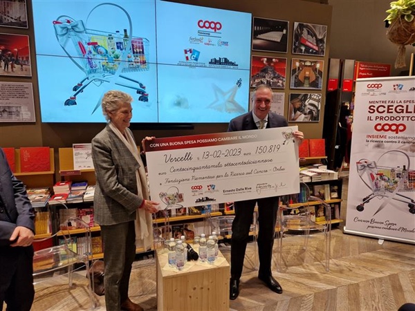 Una spesa contro il cancro: da Nova Coop consegnati 150 mila euro all'Istituto di Candiolo