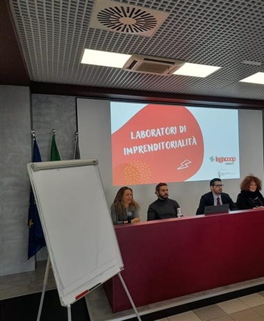Con gli istituti Avogadro e Boselli per raccontare ai ragazzi la...
