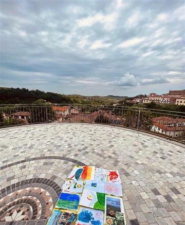 I ragazzi di Lunetica disegnano l'etichetta del nuovo Asti biologico...