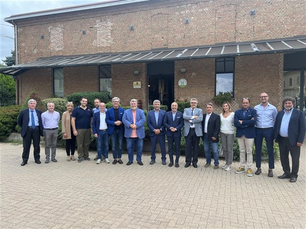 Il vicepresidente della Regione Piemonte Fabio Carosso visita la cooperativa Tre Secoli: presentata l’etichettatura del Moscato Asti Bio a cura dei ragazzi di Lunetica