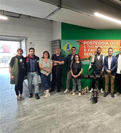 Mobilità sostenibile, inaugurato il parcheggio per monopattini nel...