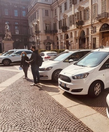 “Farina del mio Taxi”, i tassisti volontari consegnano pane fresco ai...