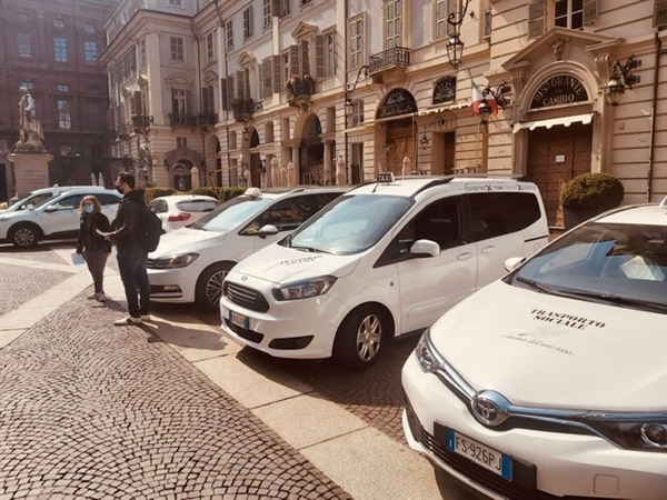 “Farina del mio Taxi”, i tassisti volontari consegnano pane fresco ai bisognosi